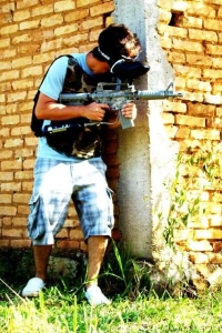 Jogador se esconde atrás de uma casa abandonada no Farm Xtreme Paintball foto